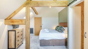 5 bedrooms, free WiFi, bed sheets, wheelchair access