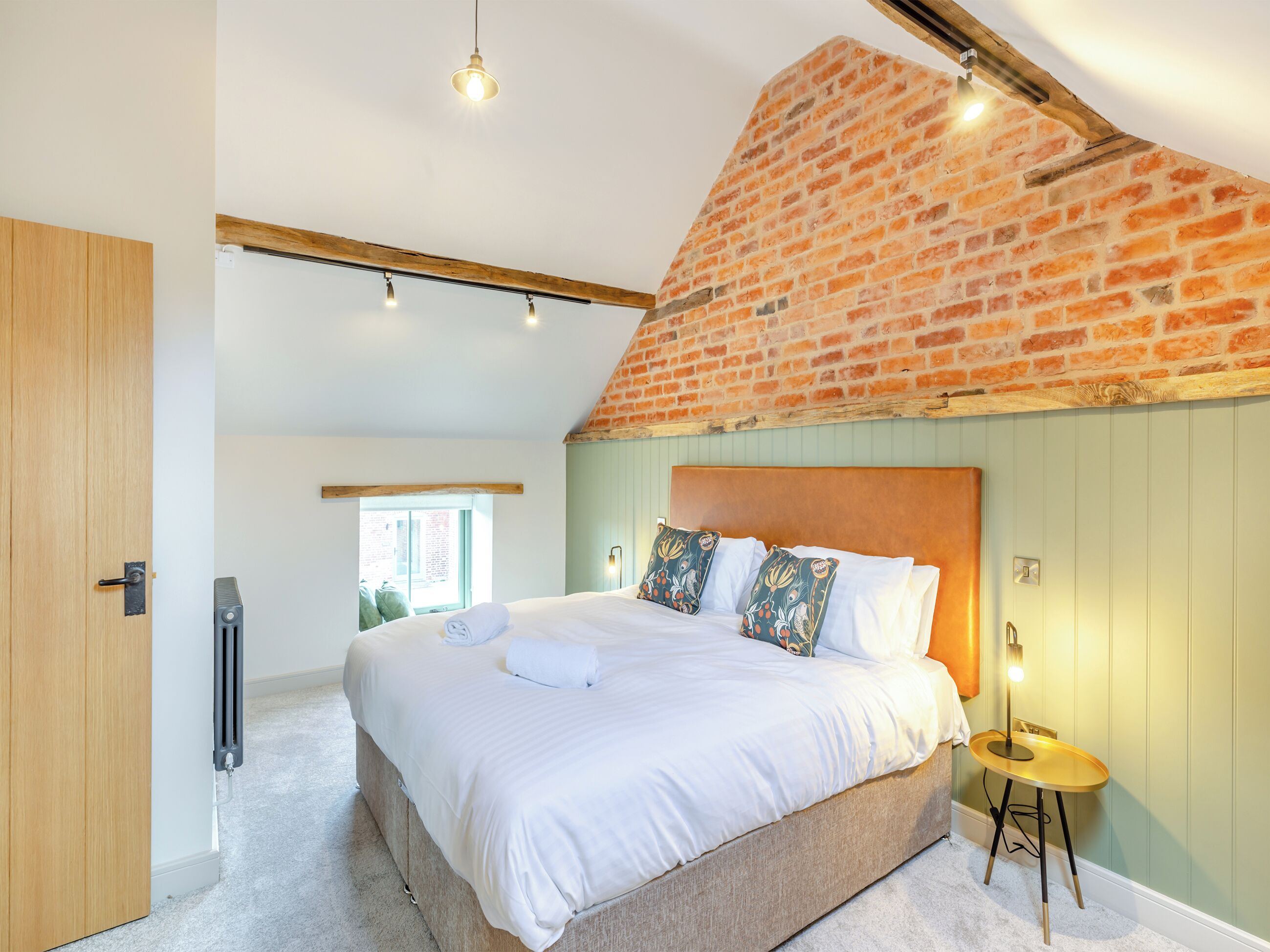 5 bedrooms, free WiFi, bed sheets