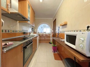 Fridge, microwave, dishwasher, coffee/tea maker - Flat with terrace in Miami Platja (Mont-Roig del Camp)
