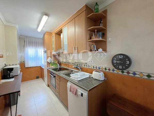 Refrigerador, microondas, lavavajillas y cafetera y tetera 