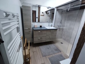 Douche, savon, papier toilette