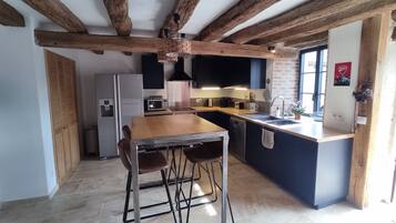 Een koelkast, een microgolfoven, een oven, een kookplaat