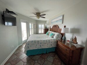 2 bedrooms, iron/ironing board, free WiFi, bed sheets - BeachFront condo next to Sea n Suds. Easy to walk to lots places  (Gulf Shores)