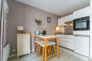 Fridge, oven, coffee/tea maker, toaster - Alienor - Charmant appartement plein coeur d'Arcachon (Arcachon)