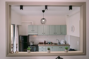 Refrigerador, horno, cafetera/tetera, utensilios de cocina