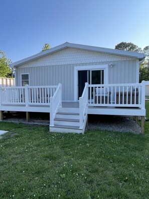 Terrace/patio - Minutes to the Beach with a hot tub and decks for relaxing. (Ocean View)