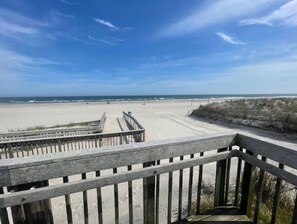 Sun-loungers, beach towels - 2.5 blocks from Beach in Lower Chelsea area of A.C (Atlantic City)