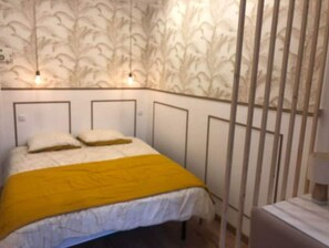 1 chambre, bureau, fer et planche Ă repasser