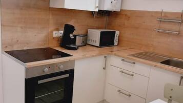 Køleskab, ovn, kogeplade