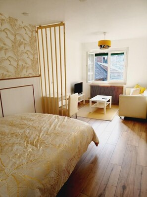 1 Schlafzimmer, Schreibtisch, Bügeleisen/Bügelbrett