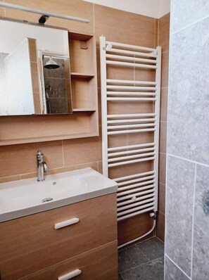 Haartrockner, Handtücher, Toilettenpapier