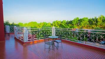 Chambre Triple Majestueuse | Terrasse/Patio