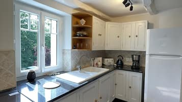 Een koelkast, een microgolfoven, een oven, een kookplaat