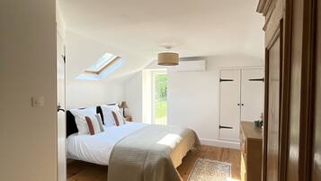 3 slaapkamers, een strijkplank/strijkijzer, reisbedje, gratis wifi