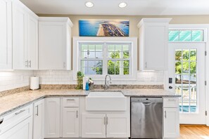 Mini réfrigérateur, tables à manger