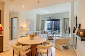 Appartement Deluxe | Coin séjour | TV connectée de 55 pouces avec chaînes par câble, télévision