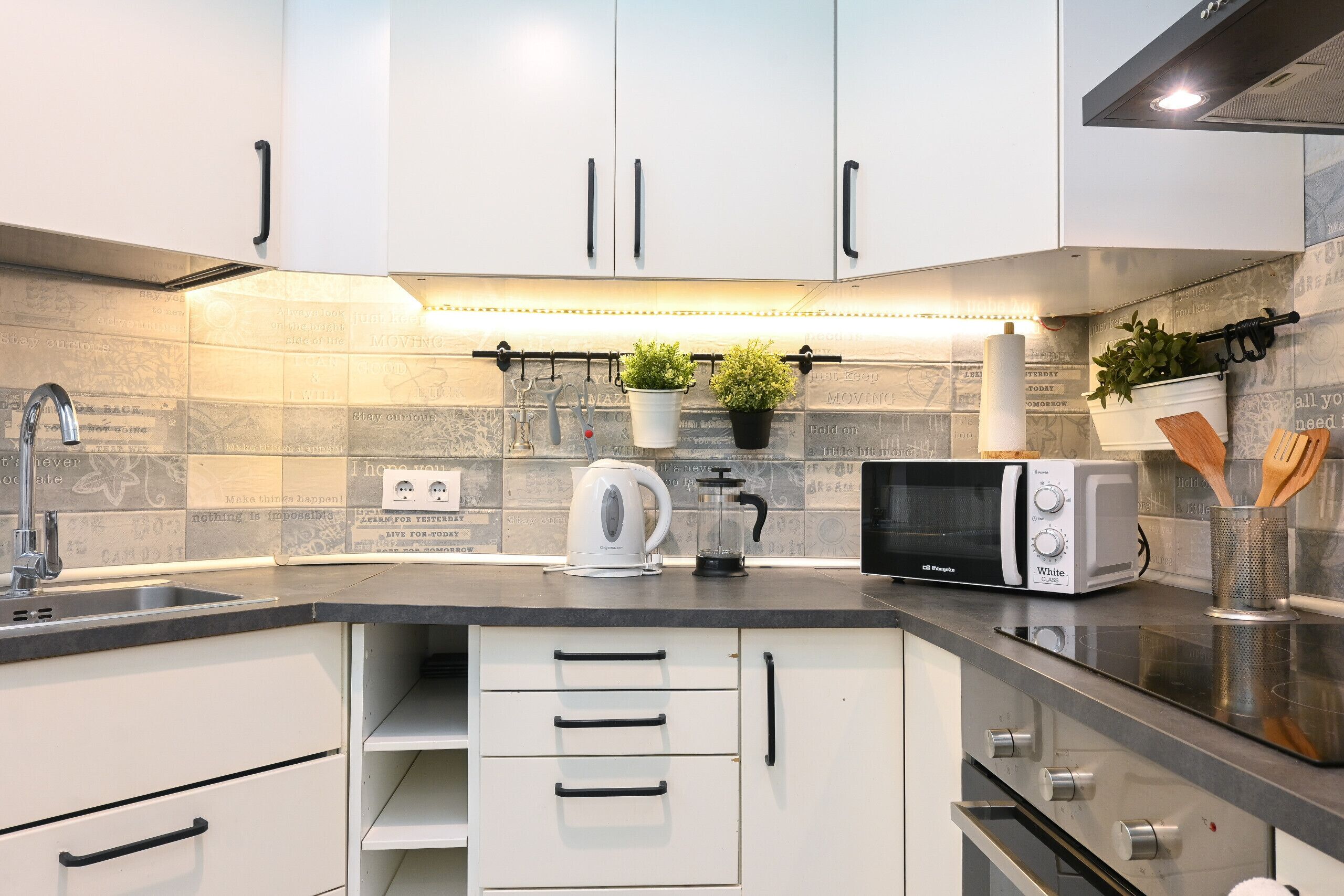 Een koelkast, een microgolfoven, een oven