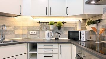 Een koelkast, een microgolfoven, een oven