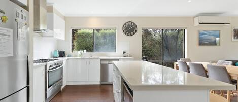 Réfrigérateur, micro-ondes, plaque de cuisson, lave-vaisselle