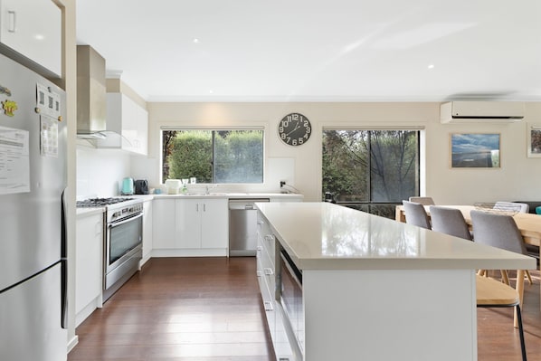 Fridge, microwave, stovetop, dishwasher