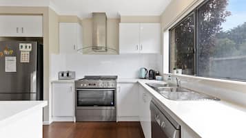 Refrigerador, microondas, placa de cocina, lavavajillas