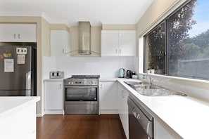 Fridge, microwave, stovetop, dishwasher