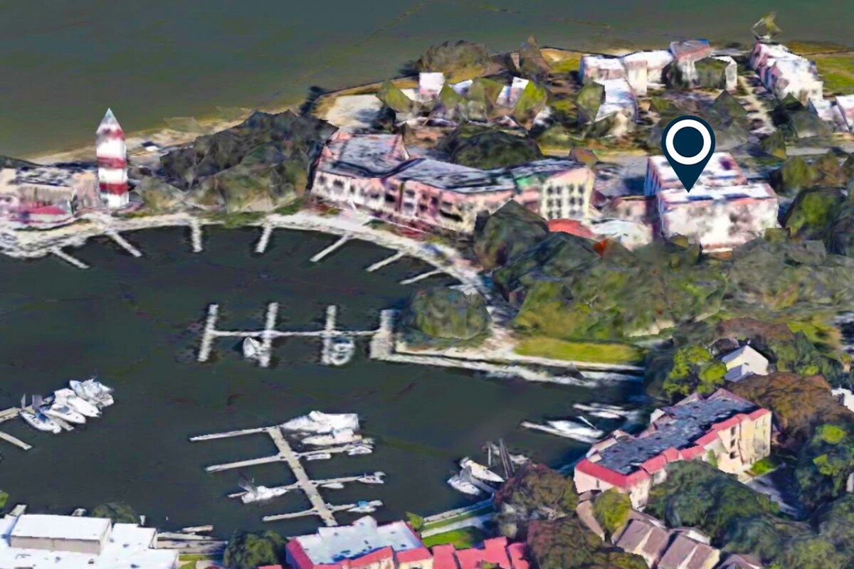 Dog-friendly coastal condo - water views, balcony, W/D, & AC