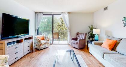 Dog-friendly coastal condo - water views, balcony, W/D, & AC