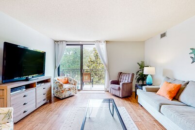 Dog-friendly coastal condo - water views, balcony, W/D, & AC