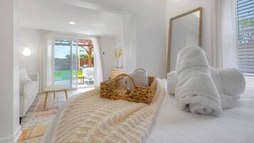 4 habitaciones, tabla de planchar con plancha, wifi y ropa de cama