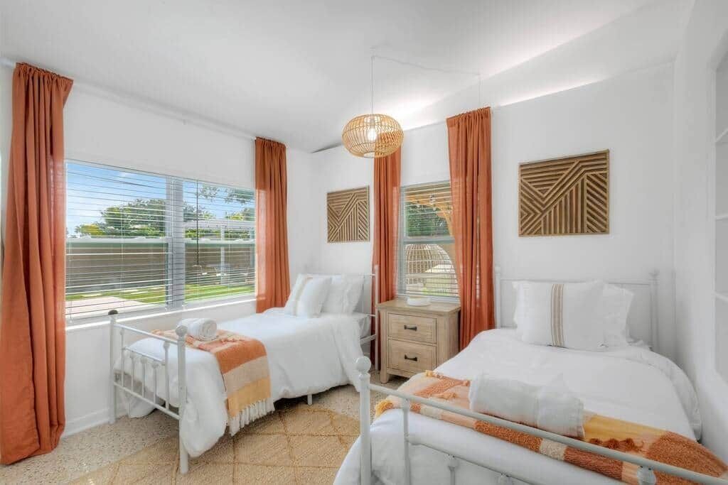 4 bedrooms, iron/ironing board, WiFi, bed sheets