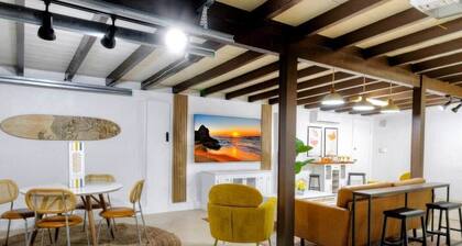 Surf Shack! Pool table! Fire Pit! 10 min to beach!