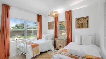 4 bedrooms, iron/ironing board, WiFi, bed sheets