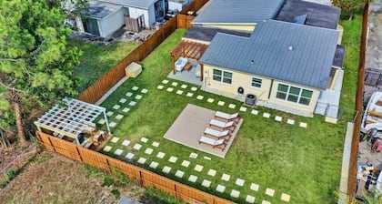 Surf Shack! Pool table! Fire Pit! 10 min to beach!