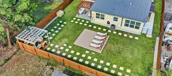 Surf Shack! Pool table! Fire Pit! 10 min to beach!