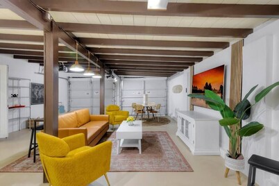 Surf Shack! Pool table! Fire Pit! 10 min to beach!