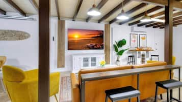 Fernseher, Tischtennisplatte