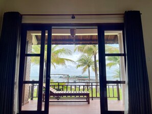 Familierom, strandutsikt | Minibar, skrivebord, skrivebord for bærbar PC og lydisolert