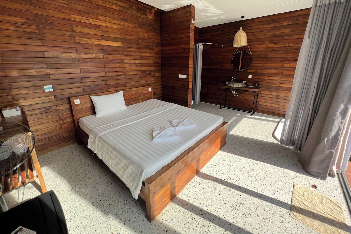 1 bedroom, minibar, desk, laptop workspace
