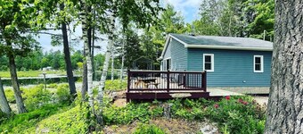 Updated Riverfront Cottage with Lake Access & StarLink, for Recreationalists!