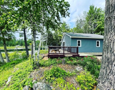 Updated Riverfront Cottage with Lake Access & StarLink, for Recreationalists!