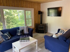 Smart TV, fireplace, video games, music library - Updated Riverfront Cottage with Lake Access & StarLink, for Recreationalists! (Havelock)