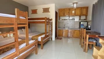 Familie studio suite | Luxe beddengoed, donzen dekbedden, bedden met traagschuimmatras