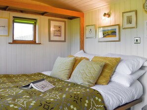 1 bedroom, free WiFi, bed sheets - Shepherds Hut - UKC6774 (Benllech)