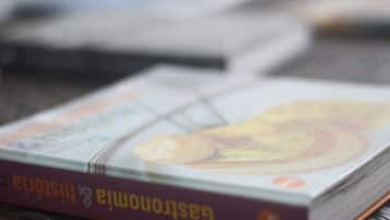 Une pile de livres dont on peut voir le texte sur la couverture.