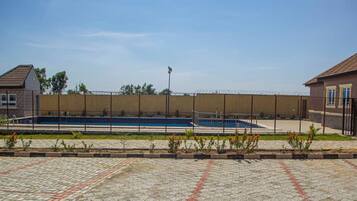Una piscina al aire libre