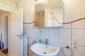 Douche, sèche-cheveux, serviettes fournies