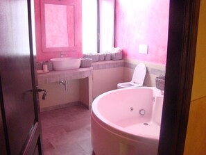 Banyera d'hidromassatge, bidet, tovalloles i xampú 