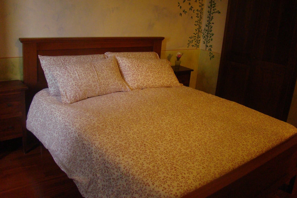 1 bedroom, hypo-allergenic bedding, down duvets, bed sheets