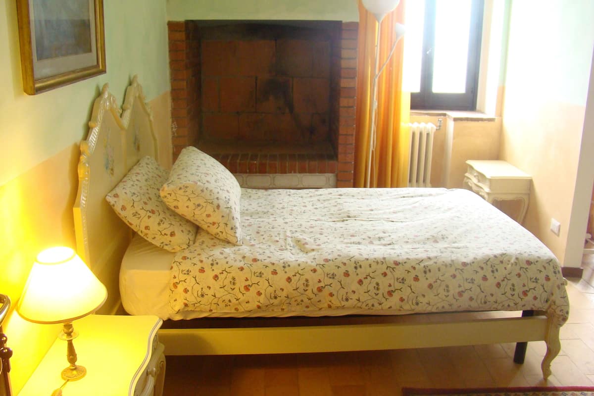 1 bedroom, hypo-allergenic bedding, down duvets, bed sheets